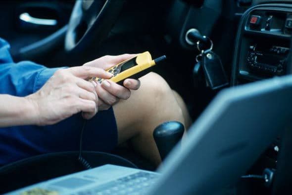 No pueden usar el teléfono celular para hablar y mucho menos para textear en las carreteras de Texas.
