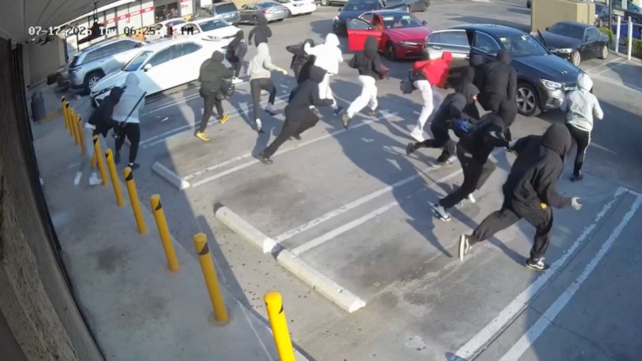 Más de 15 personas intentan robar una joyería y el dueño los recibe a balazos: todo quedó en video
