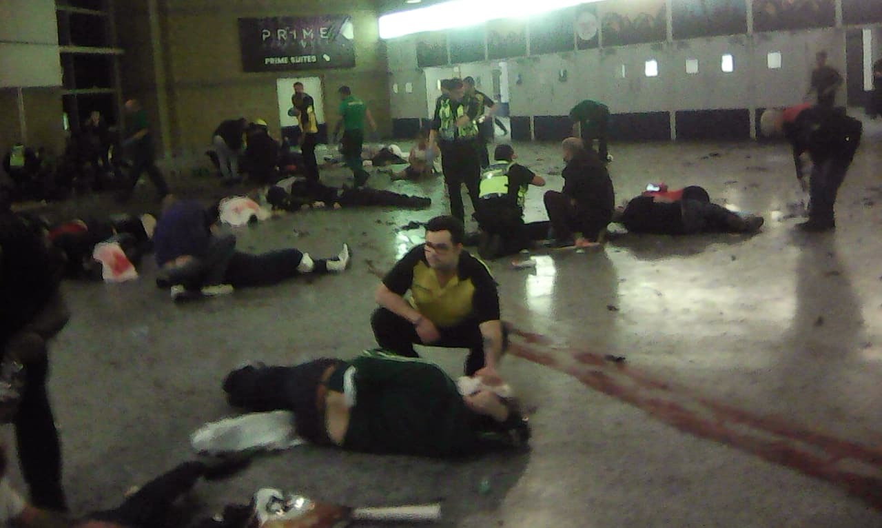Socorristas atendiendo a las víctimas de la explosión