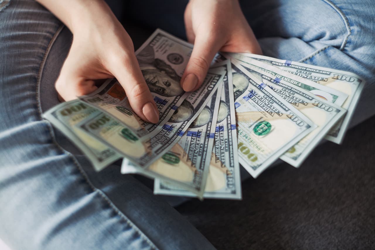 <b>Los Ángeles</b>:
<br>Un programa de ingreso básico garantizado dará $1,000 mensuales a mil personas del condado de Los Ángeles por tres años. Los residentes del condado podrán comenzar a aplicar al programa llamado "
<a href="https://ceo.lacounty.gov/pai/respira/" target="_blank">Breathe (Respira)</a>" a partir del 31 de marzo de este año.
<br>
<br>En este 
<a href="https://www.univision.com/local/los-angeles-kmex/1-000-mensuales-ayuda-economica-breath-condado-los-angeles" target="_blank">enlace</a> encuentra la lista de elegibilidad.