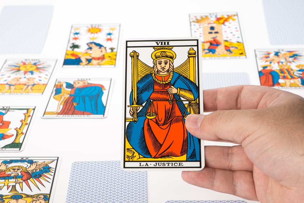 Tal vez no estás aceptando la responsabilidad de tus acciones y puedes estar tratando de culpar a otros por tus errores. La clave es tomar la responsabilidad de tu vida y darte cuenta de que tú estás aquí, en esta situación, a través de tus propias decisiones que has tomado anteriormente.