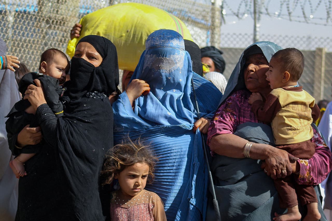 <b>Afganistán</b>
<br>
<br>Refugiados aceptados por Estados Unidos desde 2016: 
<b>6,811</b>
<br>
<br>2016: 2,737 refugiados aceptados.
<br>
<br>2017: 1,311 refugiados aceptados.
<br>
<br>2018: 805 refugiados aceptados.
<br>
<br>2019: 1,198 refugiados aceptados.
<br>
<br>2020: 604 refugiados aceptados.
<br>
<br>2021 (hasta el 30 de abril): 156 refugiados aceptados.
<br>
<br>Luego de décadas en guerra civil, la intervención militar de Estados Unidos en Afganistán desde 2001 ha contribuido en la crisis que ha expulsado de ese país a más de dos millones de personas. 
<a href="https://www.univision.com/noticias/politica/noticias-en-vivo-retirada-de-eeuu-de-afganistan-aeropuerto-kabul"><u>El fin de la ocupación estadounidense y el regreso del régimen</u></a> 
<a href="https://www.univision.com/temas/taliban"><u>Talibán</u></a> está dando un impulso a la crisis de refugiados. Es muy probable que la cantidad de afganos aceptados en el país con ese estatus tenga un aumento importante en los próximos meses. 
<br>
<br>
<a href="https://www.univision.com/noticias/mundo/escape-evacuacion-ninos-afganistan-guerra-estados-unidos-fotos"><u>Vea aquí el escape de los niños afganos: solo han vivido en la guerra y su situación puede empeorar cion la llegada del</u></a> 
<a href="https://www.univision.com/temas/taliban"><u>Talibán</u></a>
<br>