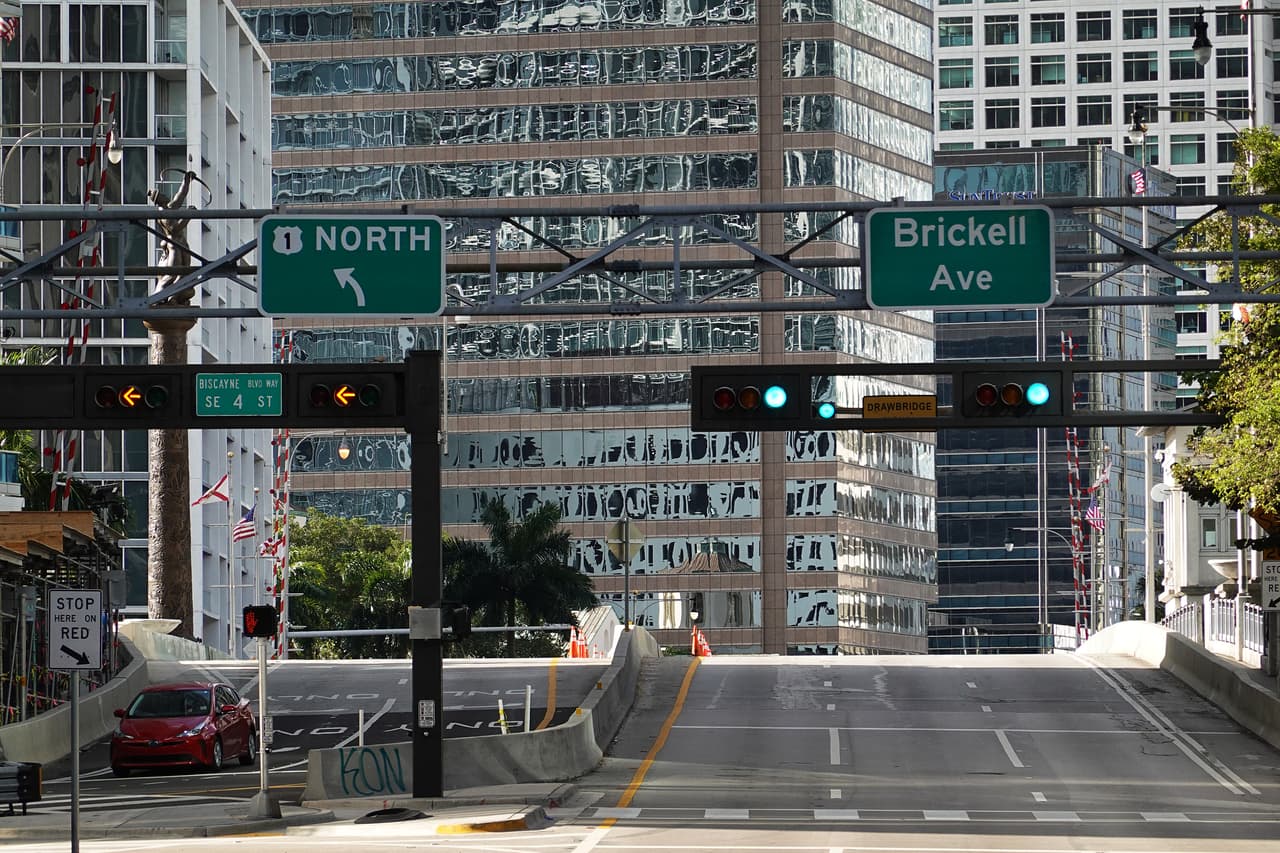 Igual sucedió un poco después con el distrito de Brickell, que se ha convertido en el centro financiero y de la vida nocturna en la ciudad, con una mezcla de bares, restaurantes, discotecas, gimnasios, oficinas, bancos, cines y centros comerciales, los cuales hoy se encuentran vacíos.