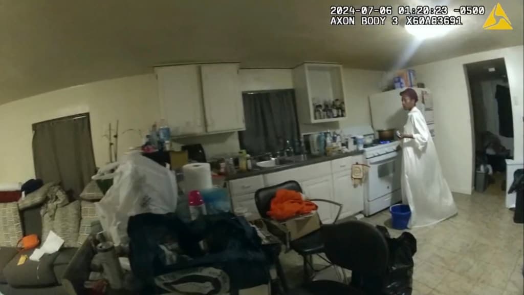 Antes de que la policía llegara, Sonya Massey había encendido la estufa para 
<b>calentar agua</b>. El policía Grayson lo notó y la autorizó a que fuera, de la sala a la cocina, a apagar la hornilla, para evitar un "incendio". Tanto él, como su compañero de trabajo esa noche, solo esperaban por 
<b>la identificación de la mujer</b> para completar el reporte de la investigación en la zona.