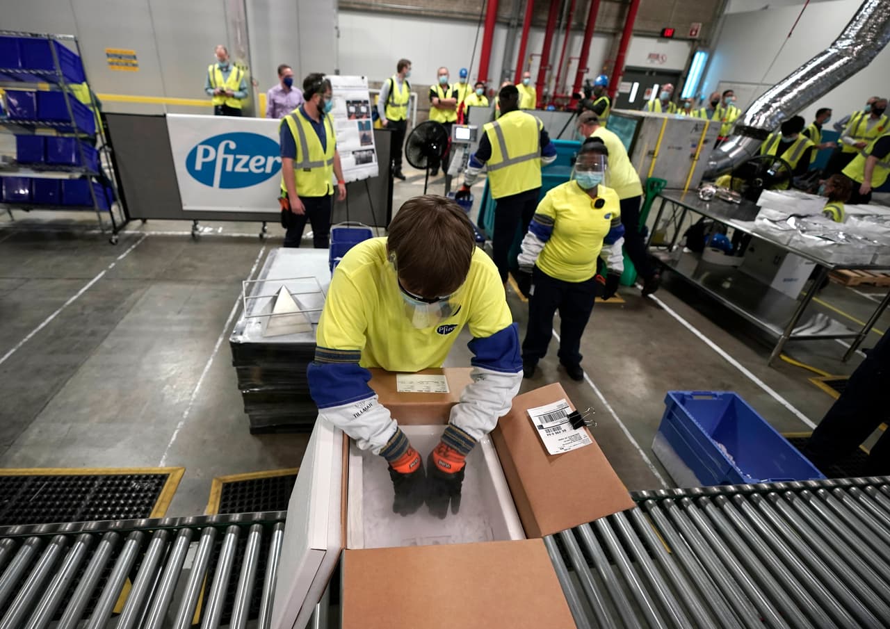 Esto ha sido posible gracias al 
<a href="https://www.univision.com/shows/noticiero-univision/covid-19-emocion-y-alegria-por-la-vacuna-en-kalamazoo-la-ciudad-en-michigan-donde-pfizer-fabrica-millones-de-dosis-video">trabajo de muchas personas</a> y siguiendo estrictos protocolos para lograr lo que sin dudas será el mayor esfuerzo de vacunación de la historia estadounidense.