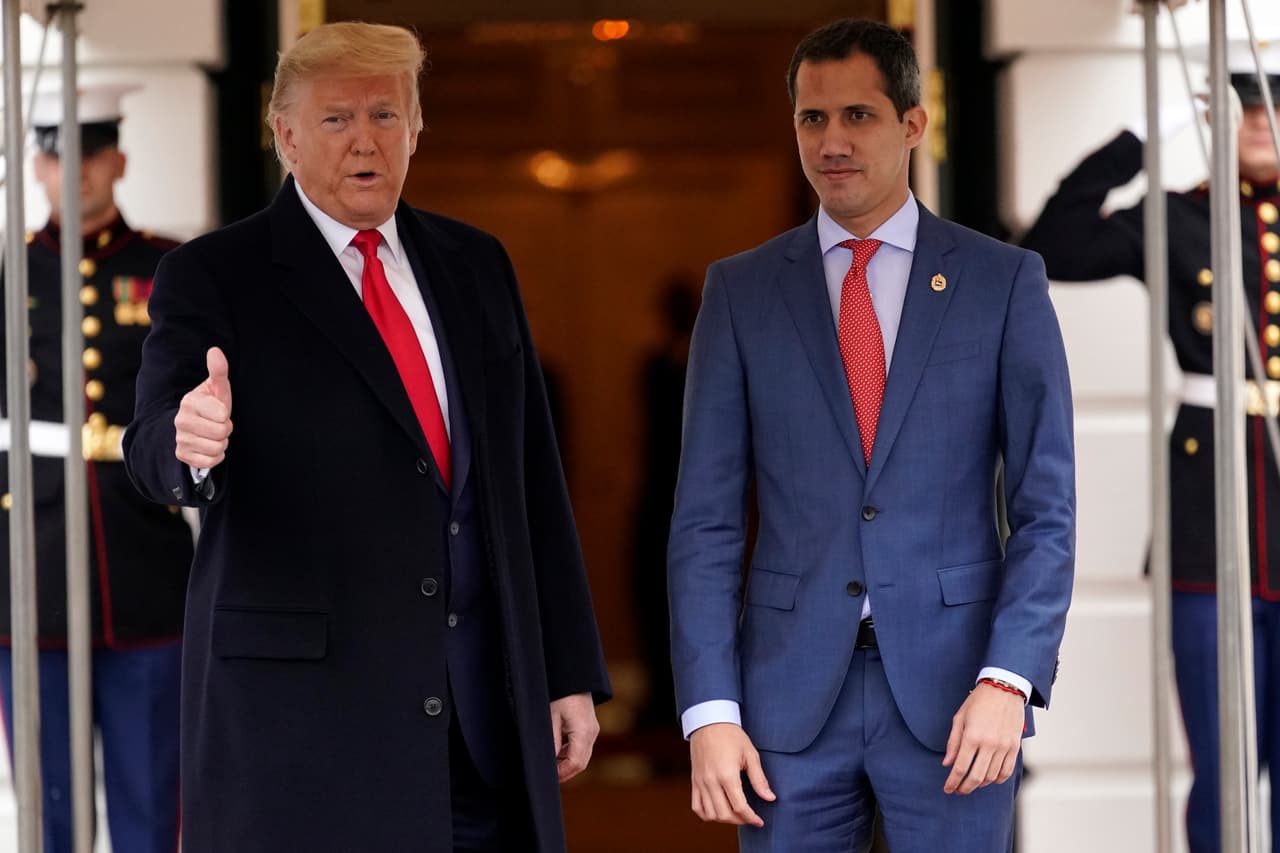 El encuentro, el primero entre ambos, se produce un día después de que Trump invitara a Guaidó a su discurso sobre el Estado de la Unión ante el Congreso y lo homenajeara como el "legítimo" presidente de Venezuela.
<br>