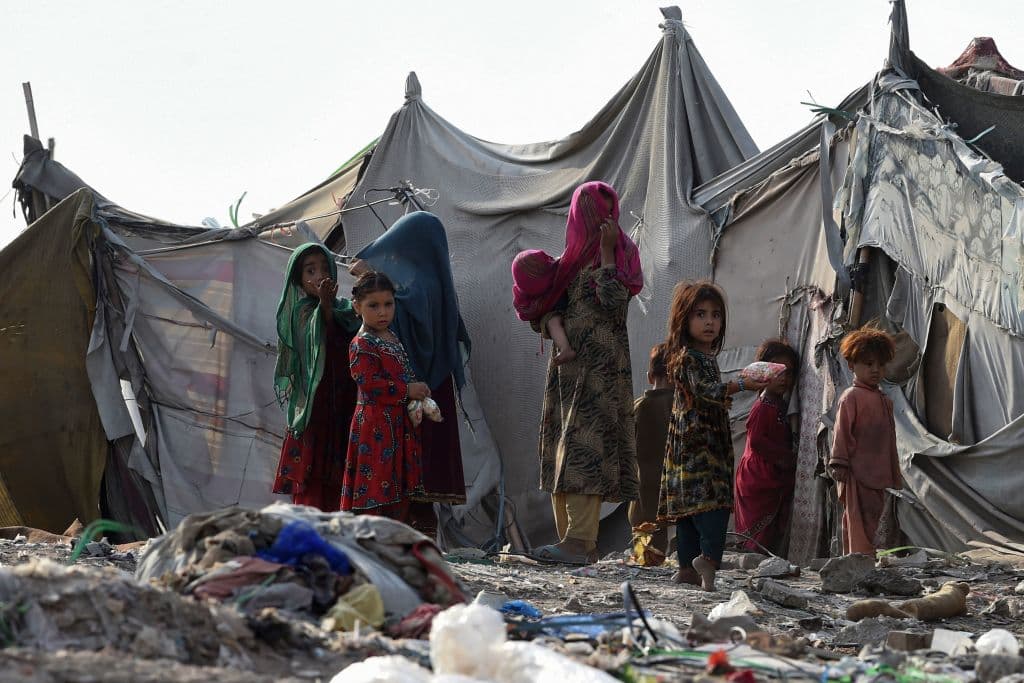 El 
<b>72% </b>de las personas refugiadas y venezolanas desplazadas en el extranjero 
<b>viven en los países vecinos de su nación</b> de origen, indica ACNUR. Es el caso de estos niños, refugiados afganos en Lahore, Pakistán.