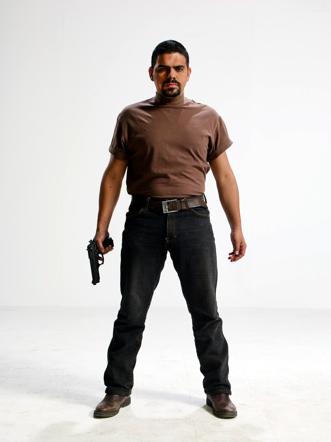 Es un exmilitar, francotirador y experto en el manejo de armas pequeñas. 
<b><a href="http://www.univision.com/series/el-chapo/alejandro-aguilar-es-tono-en-el-chapo">'Toño'</a></b> es un hombre de acción, no de palabras.