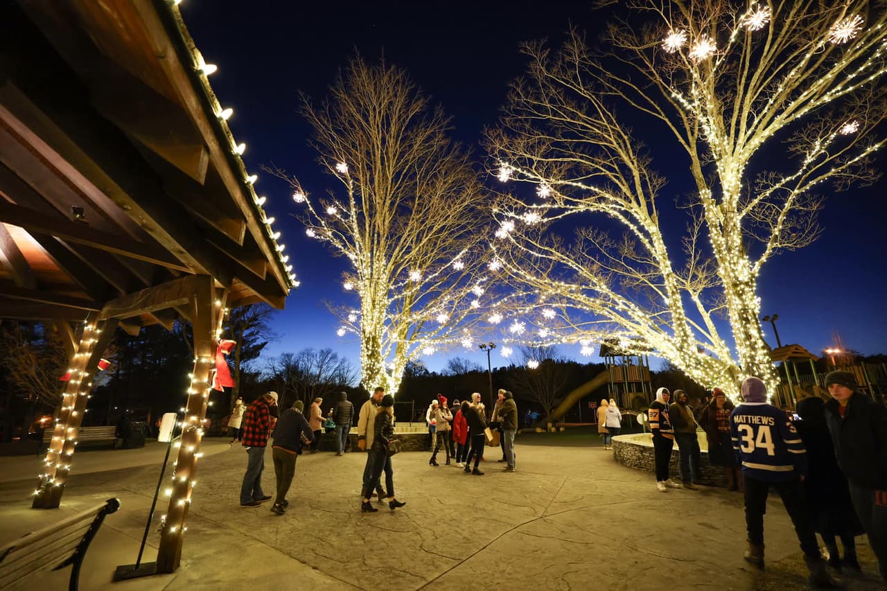 <b>Blowing Rock</b>
<br>
<b>Sitio web</b>: 
<a href="https://blowingrock.com/christmas-park/">https://blowingrock.com/christmas-park/</a> 
<br>
<b><a href="https://maps.app.goo.gl/LQ5SA4ZPDbtjFs4K7">Cómo llegar</a> </b>
<br>
<br>Blowing Rock inicia la temporada navideña con el evento Christmas in the Park & Lighting of the Town, que incluye fotos y visitas con Santa, música en vivo, juegos de carnaval y encendido de la exhibición de luces el viernes después del Día de Acción de Gracias.