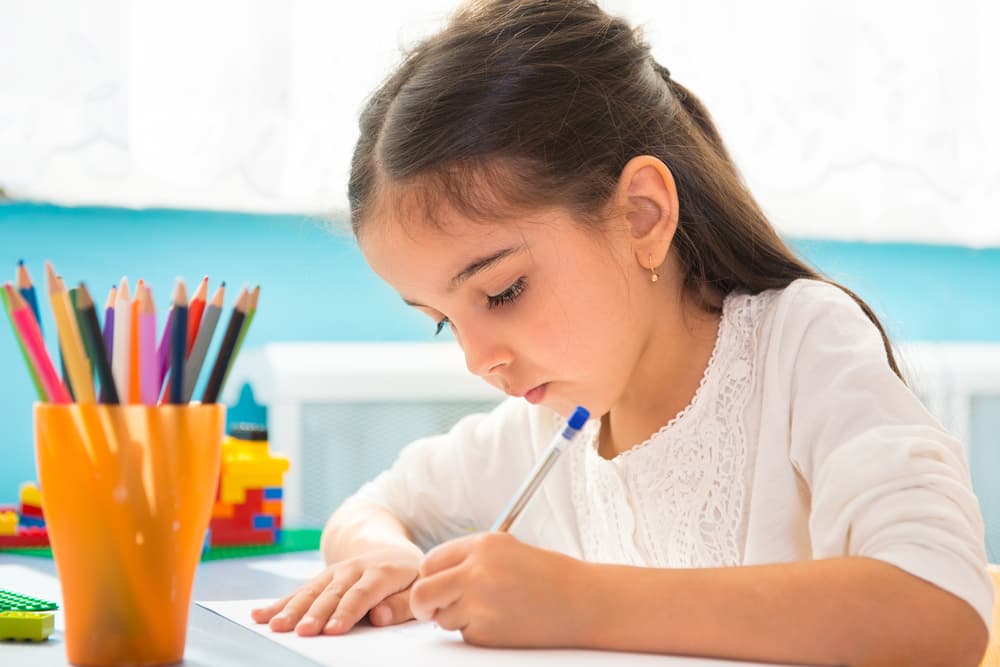 <b>CAPRICORNIO</b>
<br>Siempre responsables y trabajadores, desde pequeños querrán hacer lo correcto, por lo que seguramente serán muy buenos estudiantes, a quienes no tendrán que perseguir para que hagan sus tareas o limpien su cuarto. Es más, hasta podrán ofrecerse para ayudar en lo que puedan en la casa, sobre todo para que sus papás sientan que están contribuyendo y ganarse no sólo un abrazo, sino tal vez un premio.