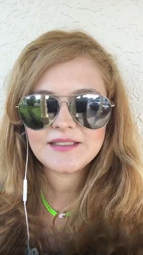 "No hay punto de comparación. Antes 
<b>estaba sola y con mucho dolor</b>, 
<b>muy joven y muy enferma</b>. Ahora sigo enferma por tanto que trabajé en mi infancia y adolescencia bajo mucho estrés y comiendo muy mal, pero hoy tengo a mi Dios, a la hermandad más hermosa JW, una familia y una incomparable esperanza", contó en las redes, reportó People en Español.
<br>