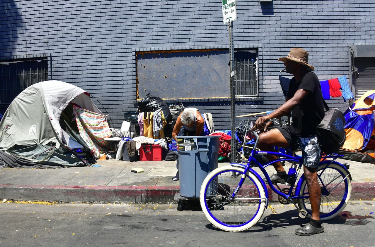 <b>27 DE MARZO.</b> Newsom firmó una orden ejecutiva para prohibir el desalojo de inquilinos afectados por la pandemia del coronavirus, la cual aplicará hasta hasta el 31 de mayo del 2020. Esta medida requiere que los inquilinos declaren por escrito, no más de siete días después del vencimiento del alquiler, que no pueden pagar todo o parte de su alquiler debido al coronavirus.
