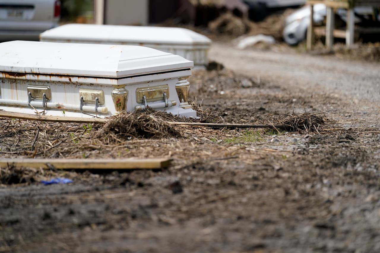 Algunos ataúdes tienen un pequeño tubo de plástico, llamado tubo de memoria, atornillado en su extremo donde una funeraria puede colocar información de identificación, explicó Arbie Goings, miembro del grupo de trabajo dedicado a recuperar los restos.
<br>