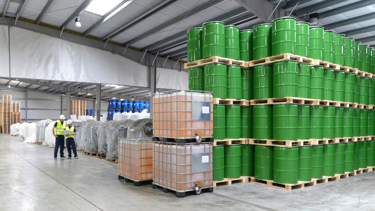 <b>Químicos, tanto orgánicos como inorgánicos y pesticidas.</b> La lista incluye algunos como el sulfuro, ácidos como el nítrico… que son muy utilizados en el sector industrial. 
<b><a href="https://ustr.gov/sites/default/files/enforcement/301Investigations/Tariff%20List%20%2883%20FR%2047974%2C%20as%20amended%20and%20modified%20by%2083%20FR%2049153%29.pdf" target="_blank">Aquí puedes mirar toda la lista. </a></b>