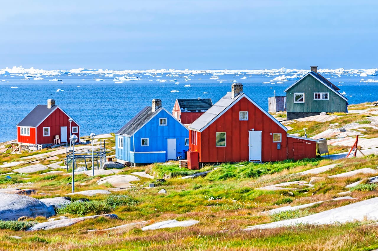 <b>Groenlandia</b>
<br>
<br>En la isla más grande del mundo la temperatura promedio está aumentando más rápido que en cualquier otro lugar del planeta. Sus habitantes están estableciendo un enfoque sostenible para el turismo que apunta a estar en armonía con las personas, la naturaleza salvaje y la cultura inuit, que tiene 4,500 años de antigüedad.
<br>
<br>Instituciones del gobierno ofrecen subvenciones a las compañías locales que ofrecen viajes en trineo o paseos para la plantación de árboles.
<br>