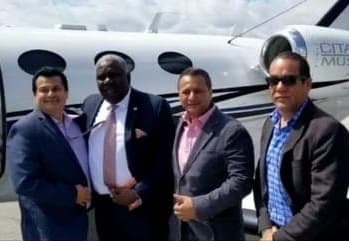 De izquierda a derecha, el corredor de préstamos Walter Veintemilla, el pastor Christian Sanon, el copropietario de la Academia Federal CTU, Arcángel Pretel (Gabriel Pérez), y el propietario de CTU, Antonio Intriago, en un aeropuerto del sur de Florida antes de viajar a Haití.