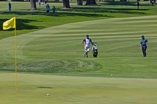 Todos los campos de golf deben permanecer cerrados.