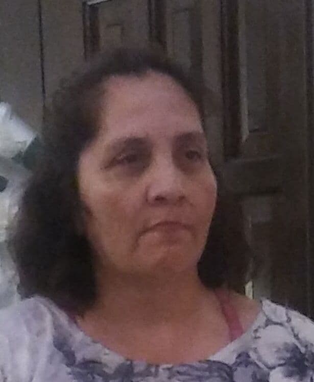 <a href="https://www.univision.com/local/san-antonio-kwex/recuperacion-cuerpo-mujer-muuerte-inundaciones-san-antonio-lluvias-muertes-tormenta-pamela-north-graytown-road-fm-1518-fm-1346">Esther Rodríguez</a>, una mujer de 52 años, también murió en la misma carretera. Se dirigía a llevar a sus hijos a la escuela. 
<b>Era vecina de Alyssa. </b>