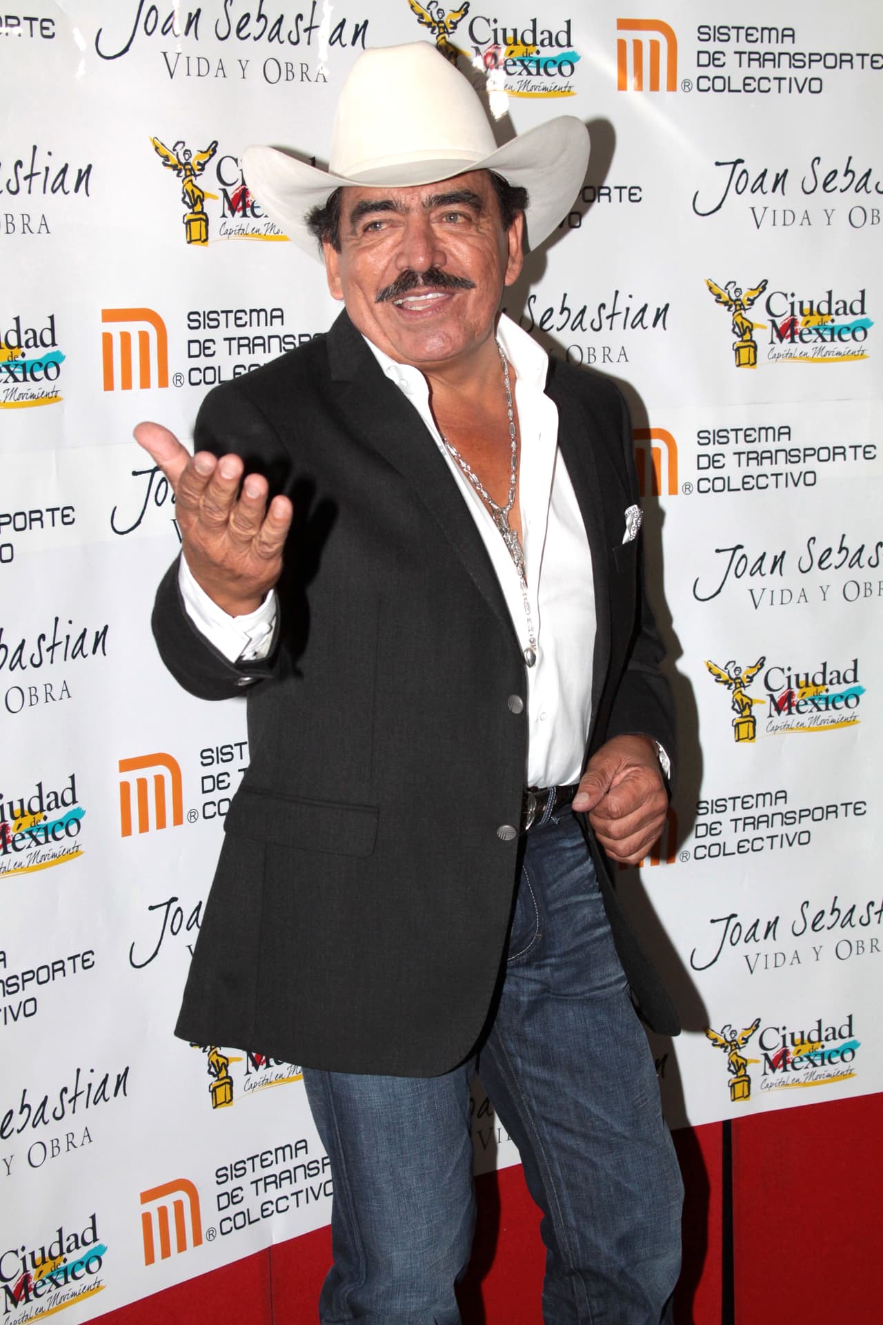El cantautor Joan Sebastian falleció el 13 de julio de 2015, víctima del cáncer que lo aquejaba desde 1999.
