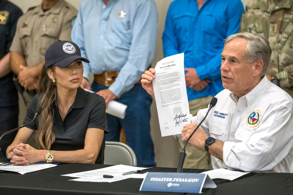 Autoridades de Texas enfrentan críticas por su respuesta a las inundaciones catastróficas: hay al menos 80 muertos