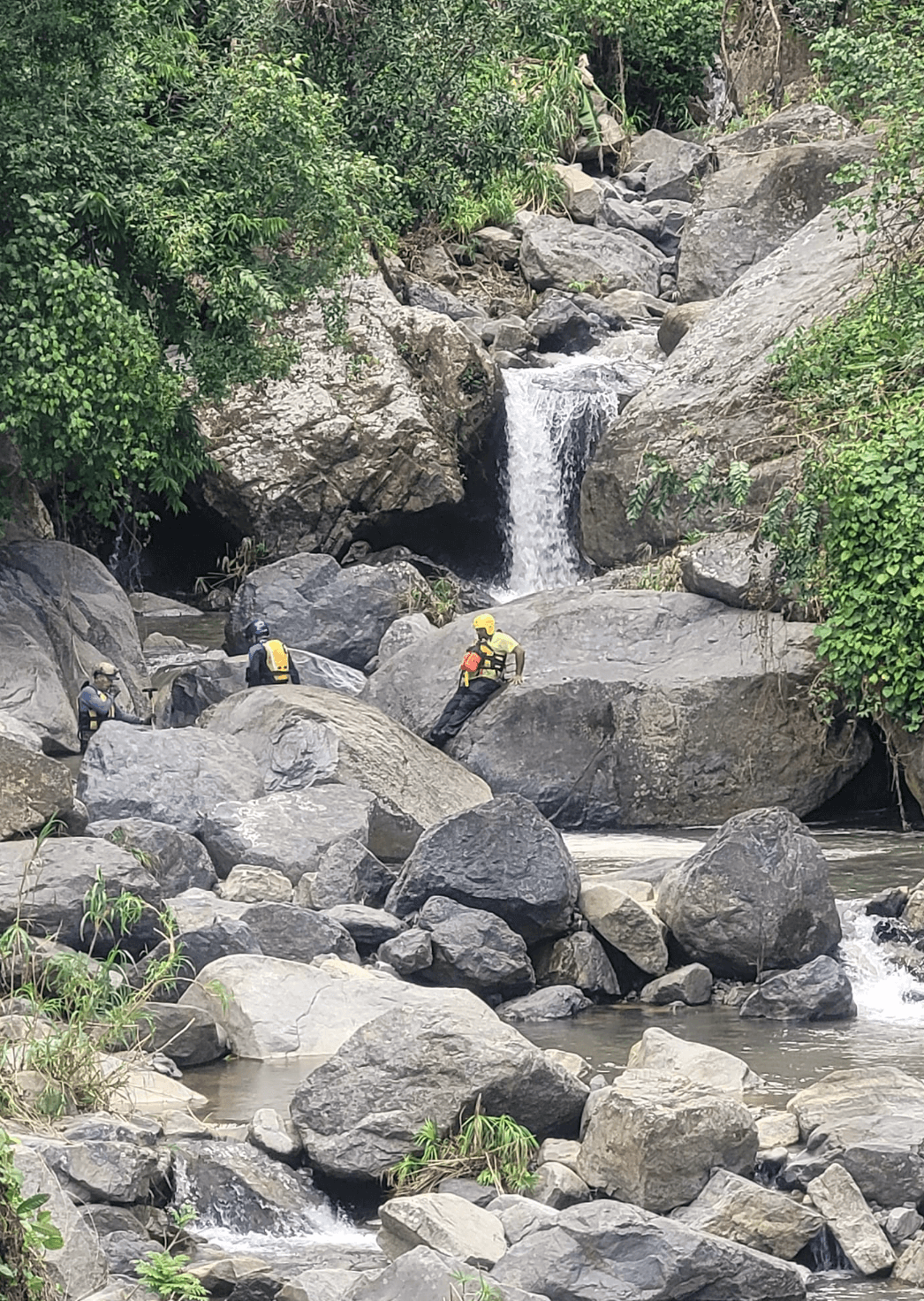 A las 8:30 de la mañana del domingo, un dron ayudó a divisar el cuerpo de Jacqueline Lasso, a unos dos kilómetros de distancia de donde ocurrió el golpe de agua.