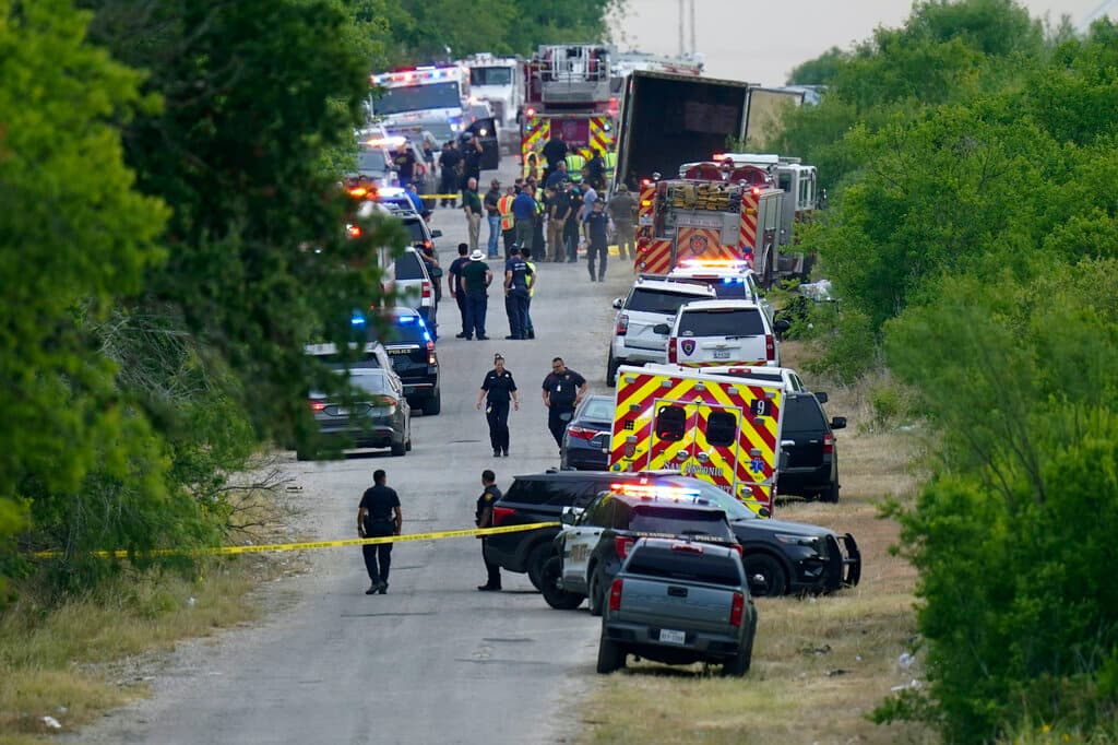 <b>27 de junio de 2022:</b> Al menos 
<a href="https://www.univision.com/local/san-antonio-kwex/decenas-inmigrantes-muertos-camion-san-antonio">46 personas</a>, que según las autoridades eran inmigrantes, fueron encontradas muertas dentro de un camión con remolque en un presunto intento de tráfico de migrantes en el sur de Texas. La tragedia ocurre en medio de récords de cruces en la frontera, especialmente en este punto. En la zona más cercana al sitio donde fue hallado el tráiler, se registraron 44,000 cruces tan solo el mes pasado.
<br>