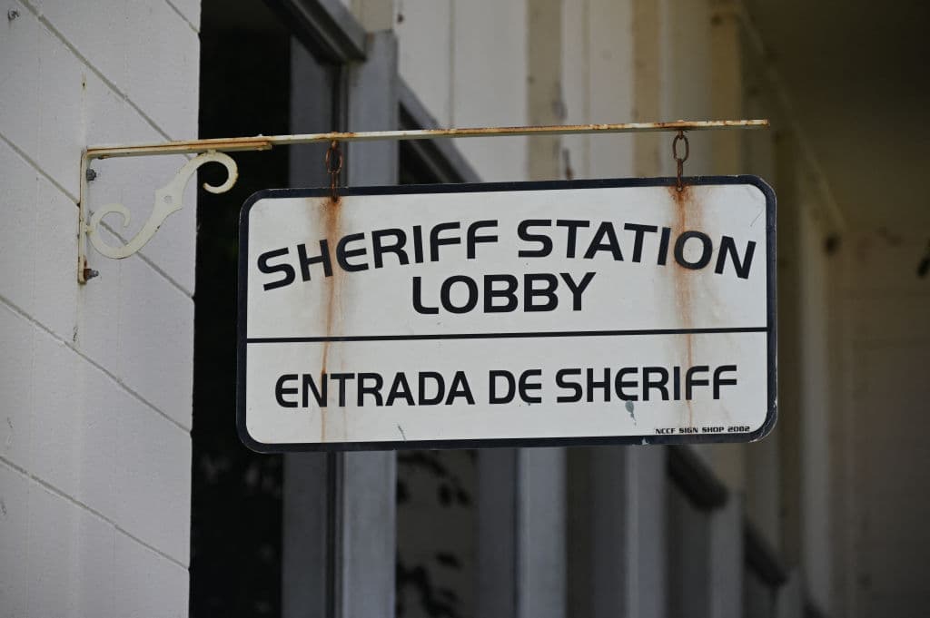 El reporte de la estación en City of Industry indica que la menor entró y se apoderó del 
<b><a href="https://www.univision.com/local/los-angeles-kmex/al-punto-california/legisladores-se-unen-ante-la-proliferacion-de-armas-de-fuego-en-los-angeles-medidas-para-reducir-la-violencia-video" target="_blank">arma de fuego</a></b> de un oficial. No se explicó exactamente cómo lo hizo.