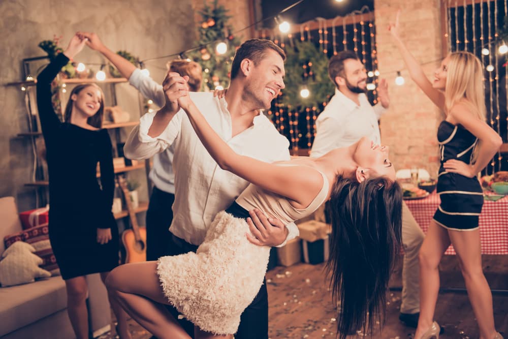 <b>Venus en Leo</b>
<br>La opulencia, la magnificencia. Les encanta tirar la casa por la ventana. Son personas grandilocuentes, cuando hacen una fiesta todos se enteran del evento ya que no pueden controlarse, inclusive no escatimando en gastos.
<br>