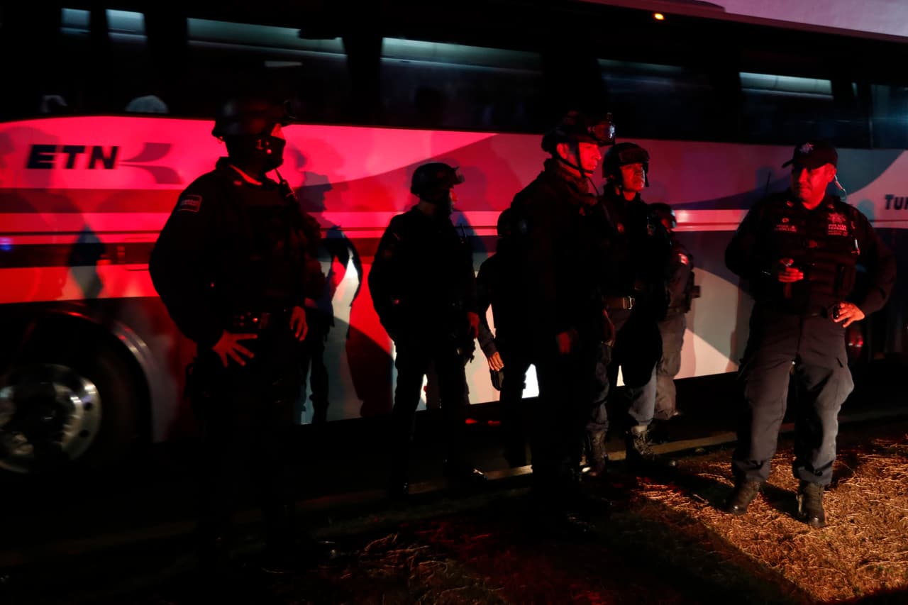"Hubo una salida no autorizada de amplia escala de las personas albergadas en la Estación Migratoria Siglo XXI. particularmente promovida por ciudadanos de nacionalidad cubana, que constituyen la mayoría de la población de la estación", indica el comunicado de INM difundido en redes sociales. 
<br>