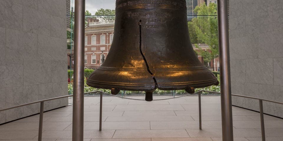 <b><a href="https://www.nps.gov/inde/learn/historyculture/stories-libertybell.htm" target="_blank">The Liberty Bell</a></b>: La campana de la Cámara de Representantes Estatal, ahora conocida como la Campana de la Libertad, sonó en la torre de la Cámara de Pensilvania. Hoy, a ese edificio se llama Independence Hall. El presidente de la Asamblea de Pensilvania, Isaac Norris, ordenó por primera vez una campana para el campanario en 1751 a la Whitechapel Foundry en Londres. Esa campana se rompió en la primera prueba. Los trabajadores metalúrgicos locales John Pass y John Stow fundieron esa campana y crearon una nueva aquí en Filadelfia.