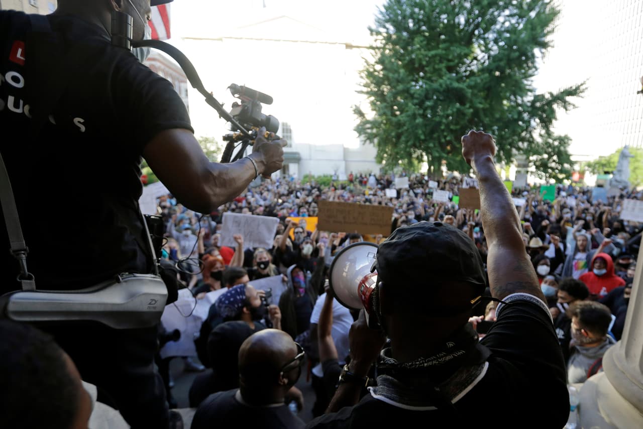 Manifestantes 
<b>se reúnen para protestar por la muerte de George Floyd </b>en Louisville, Kentucky.