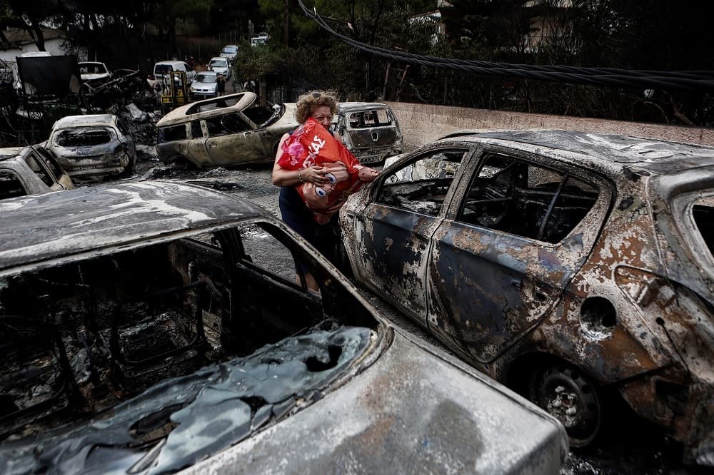 Al menos 74 personas han muerto y 182 han resultado heridas -algunas se encuentran en estado crítico- en los incendios ocurridos desde este lunes en una zona costera al noreste de Atenas, donde todavía hay numerosos desaparecidos.