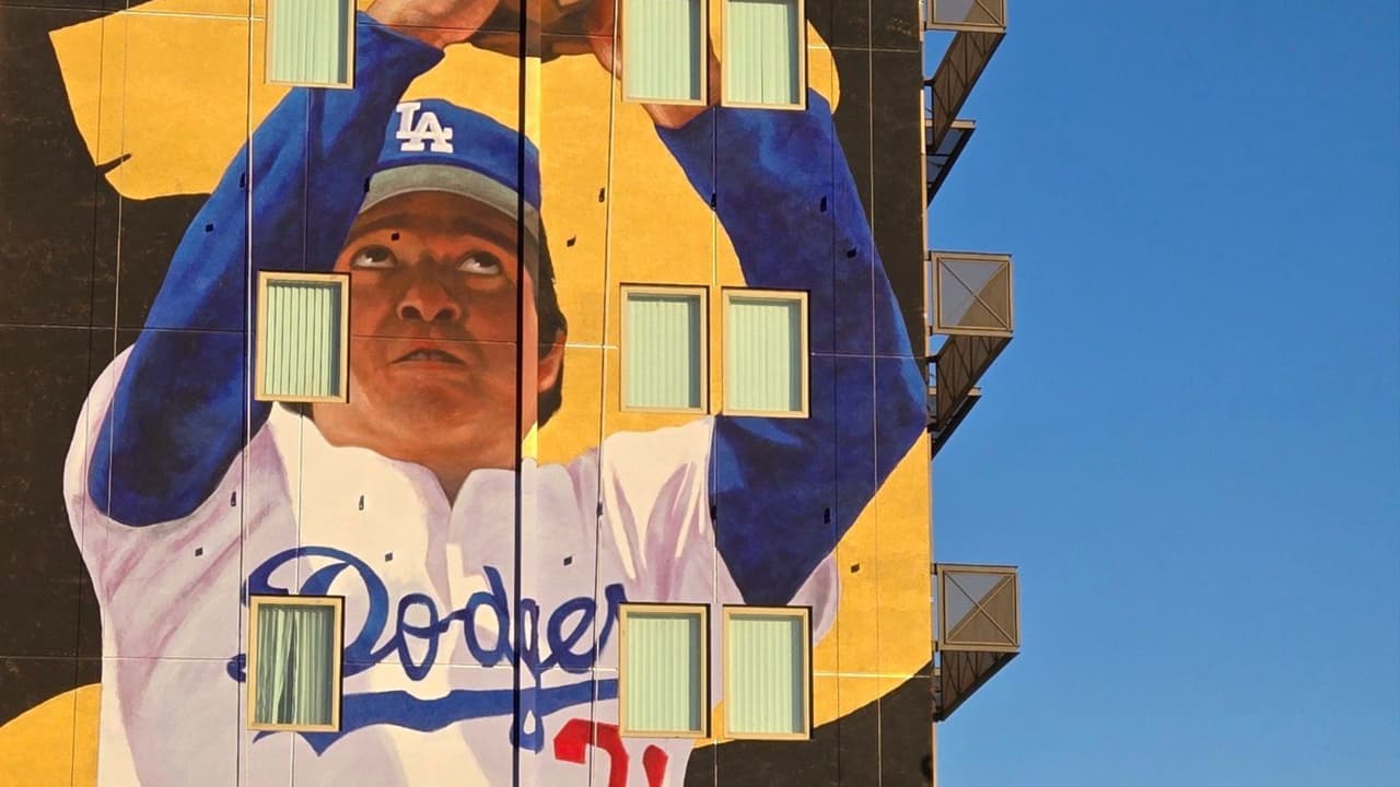 La ciudad de Los Ángeles develó un mural de seis pisos en Boyle Heights el 3 de noviembre en un evento ante cientos de aficionados, para conmemorar el legado Valenzuela como uno de los Dodgers más queridos.