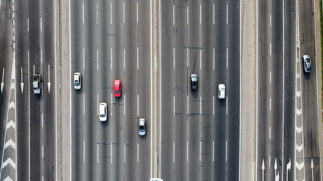 La ley exige que 
<b>los conductores aseguren adecuadamente su carga para prevenir accidentes</b> y daños a otros usuarios de la vía. En caso de que 
<b>el objeto sea escombro o una pieza de infraestructura en mal estado</b>, la responsabilidad p
<b>odría recaer en la entidad encargada del mantenimiento de la autopista</b>, ya sea a nivel estatal o local. Una correcta gestión y mantenimiento de las carreteras 
<b>es fundamental para garantizar la seguridad vial</b>.