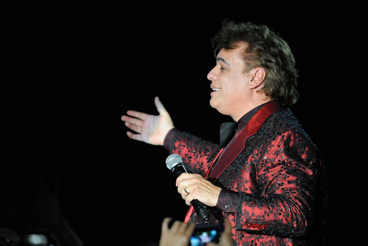 Finalmente, el fallecido Juan Gabriel compite en la categoría Mejor Álbum Pop Tradicional por Vestido de Etiqueta por Eduardo Magallanes.