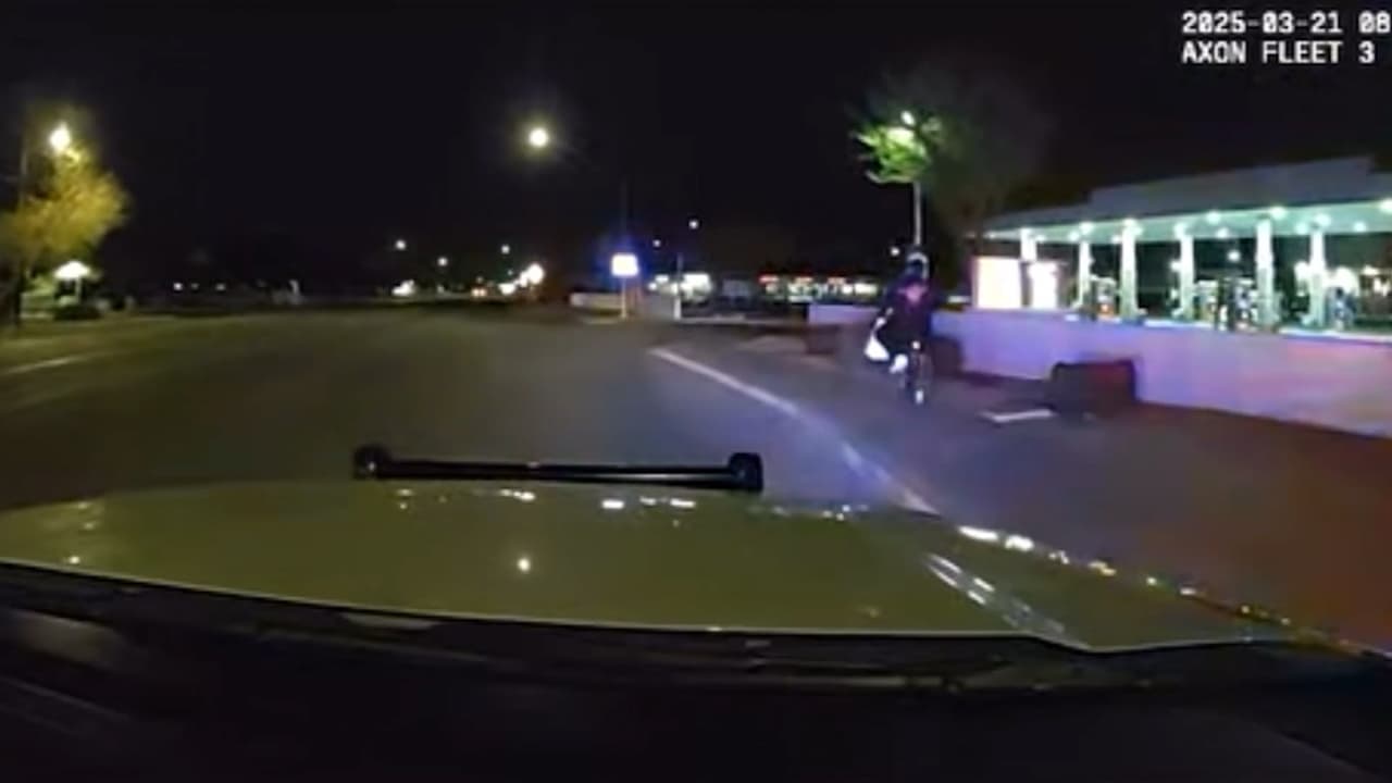 Armado, con drogas y en bicicleta: imágenes del arresto de un hombre en Glendale