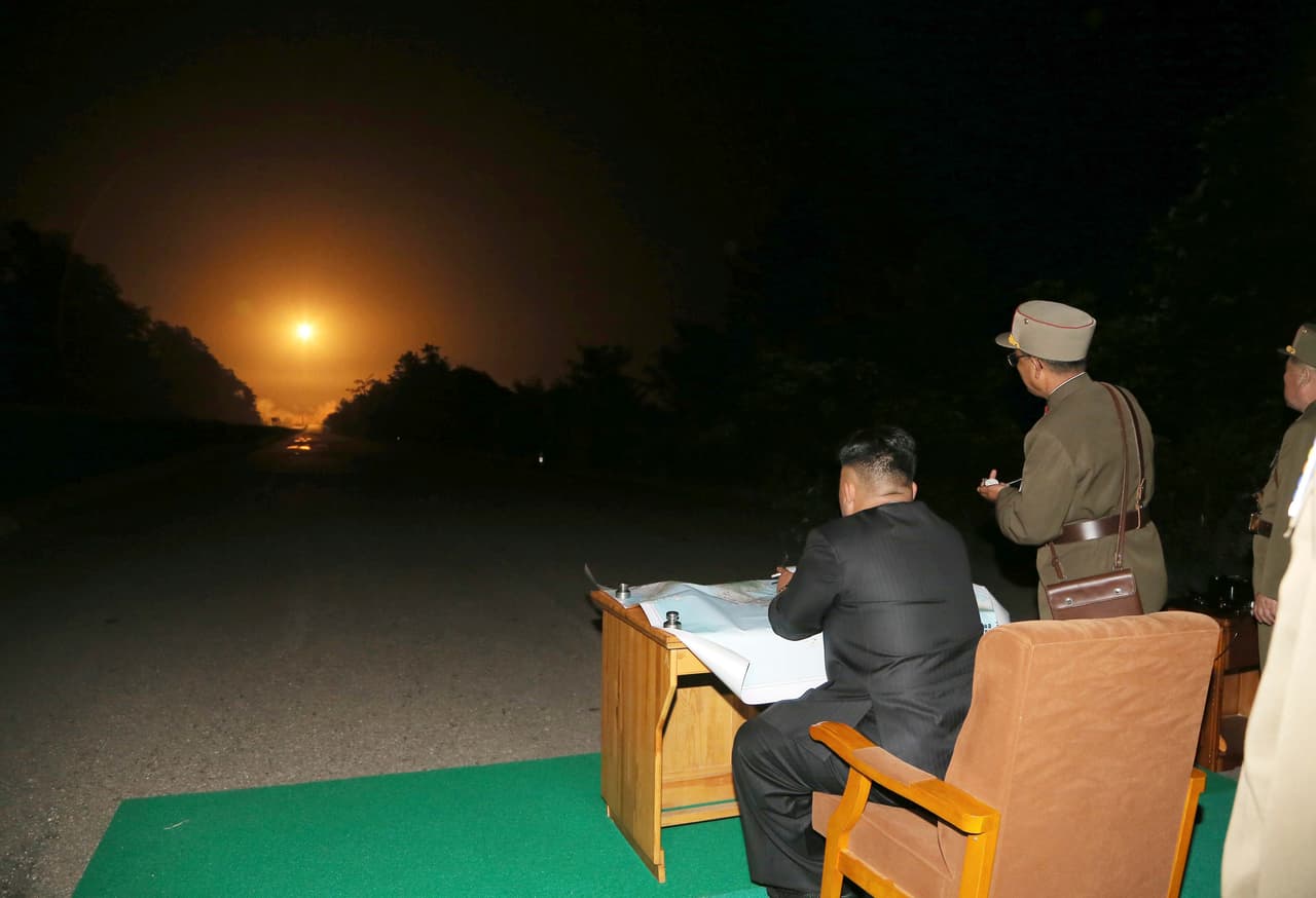 Dos años antes, en julio de 2014, la agencia central de noticias de Corea del Norte mostraba a Kin Jong Un supervisando un simulacro.