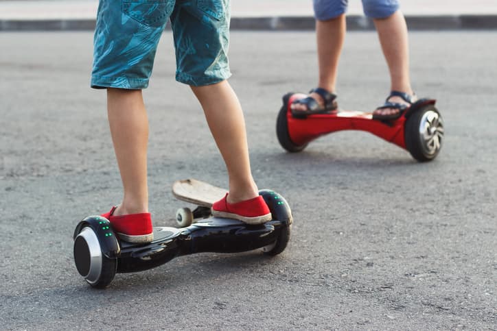 <b><i>Hoover board</i>s no deben recargarse por demasiado tiempo. </b>Un juguete relativamente nuevo asociado a accidentes según la organización 
<a href="https://kidsindanger.org/product-hazards/toys/" target="_blank">Kids in Danger</a> son las populares 
<i>hoover boards</i>. El mayor peligro ocurre si se dejan recargando las baterías por largos períodos de tiempo, lo que acarrea un riesgo de incendio, advierte la organización. El segundo peligro asociado a ellas son las caídas, lo que puede mitigarse con el correcto equipo de protección.