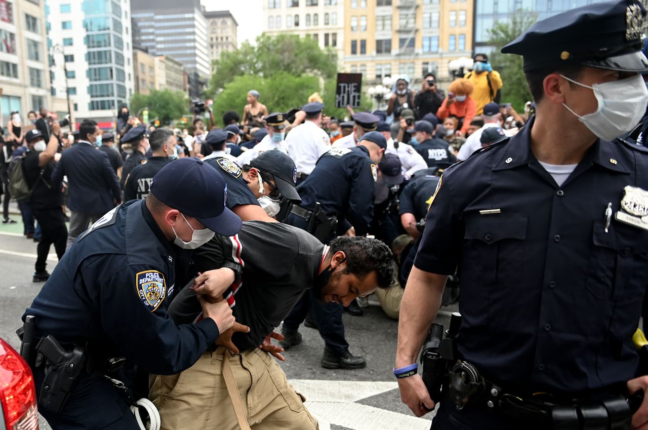 En la mañana del jueves un centenar de personas manifestó en Nueva York, hubo forcejeo con la policía y se realizaron algunos arrestos. Ese día el Departamento de Justicia asignó fiscales y agentes del FBI al caso.