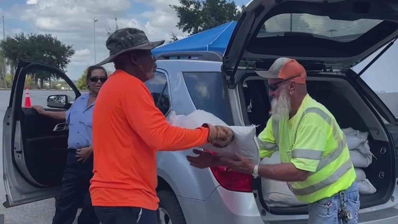 Preparativos en el Condado Polk: Activación de emergencias y entrega de sacos de arena