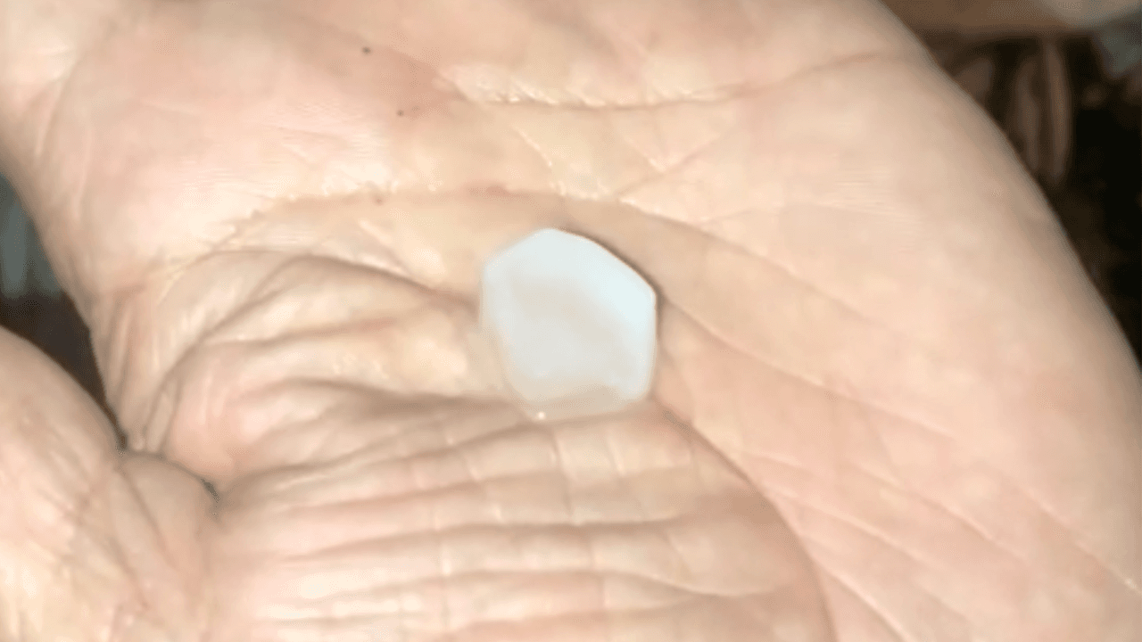 Hace dos meses, un episodio similar ocurrió sobre la ciudad de Dilley, en el condado de Frio, cuando 
<a href="https://www.univision.com/local/san-antonio-kwex/granizo-danos-fotos-dilley-texas-fotos" target="_blank">granizo del tamaño de hasta una toronja</a> causó fuertes daños a vehículos y casas.