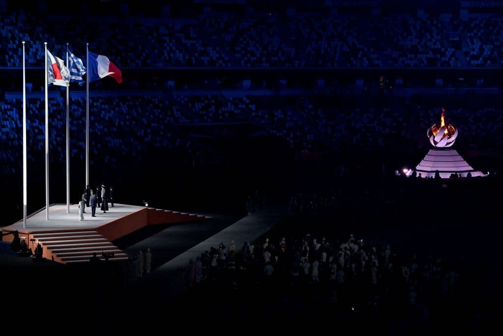 Durante la ceremonia se vieron isadas juntas, la bandera japonesa, la de Grecia, en donde se gestó la tradición olímpica, y la francesa, el país que acogerá los próximos juegos, que se espera que vuelvan a ser juegos normales en un mundo postpandemia.