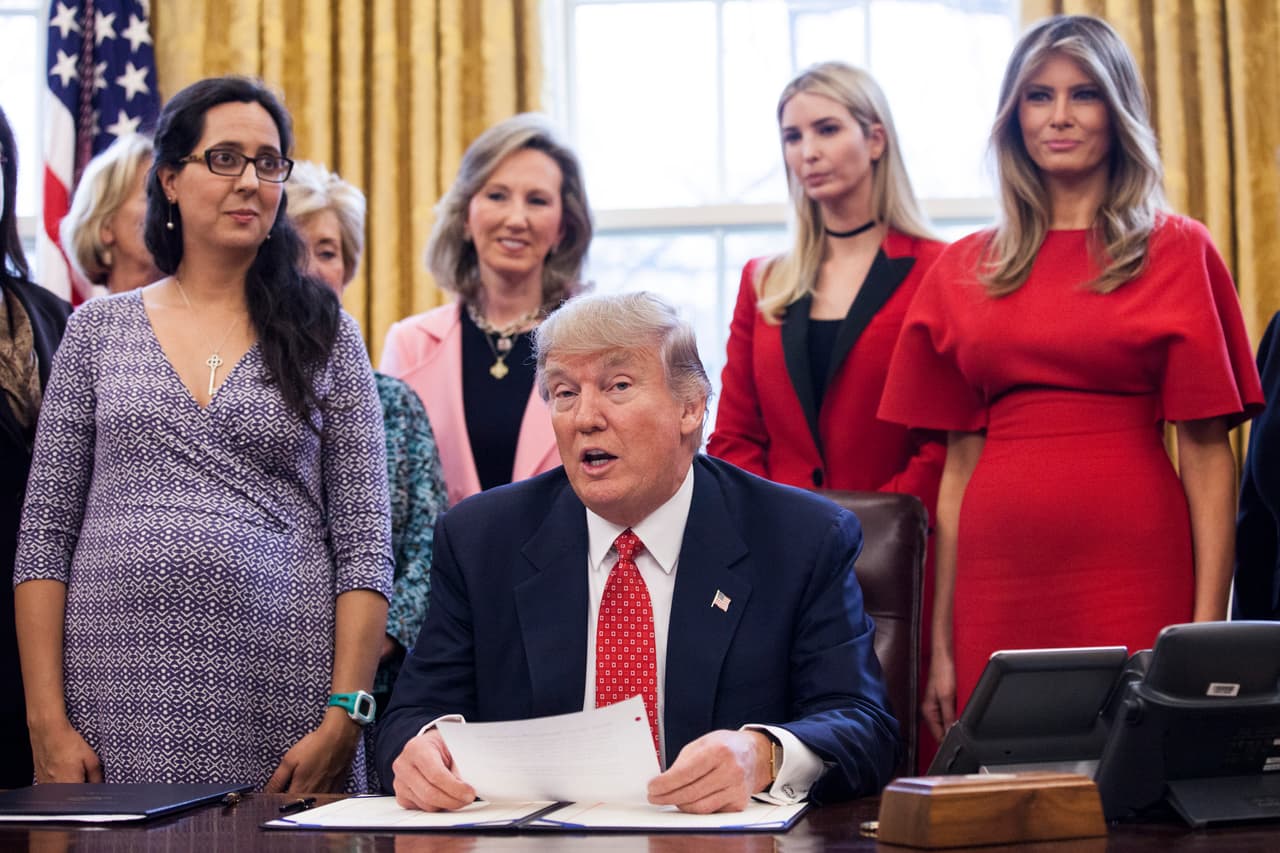 El rojo fue de nuevo protagonista: en el traje de
<b> Melania Trump, esta vez de la casa italiana Valentino, de un valor de 2,950 dólares;</b> y también en el sastre de pantalón de Ivanka Trump, de otra reconocida marca italiana, Escada. Reunidas con otras mujeres, Melania e Ivanka hicieron presencia durante la firma de las órdenes ejecutivas H.R. 321 y H.R. 255, que según el presidente Trump, ayudarán a la consolidación de empleos para las mujeres en los campos de la ciencia, la tecnología y la ingeniería.