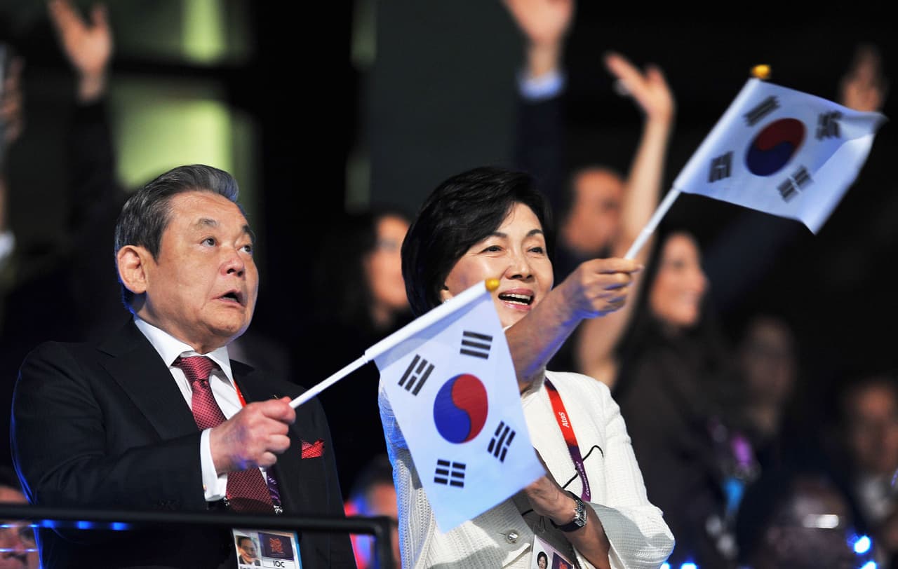 <h3 class="cms-H3-H3">20. La familia Lee</h3>
<br>
<br>La mayor parte de la fortuna de la familia, que se estima en 8,400 millones de dólares, se deriva de Samsung. La empresa no siempre produjo dispositivos electrónicos. Cuando fue fundada en 1938 por Lee Byung-Chul, exportaba frutas, verduras y pescado. Comenzó a producir artículos electrónicos en 1969. 
<br>
<br>Cuando Lee falleció, 
<b>su nieto Lee Kun-hee</b> (quien aparece en la fotografía con su esposa Ra-Hee Hong durante la inauguración de los juegos olímpicos de Londres 2012) tomó las riendas de la empresa. 
<br>