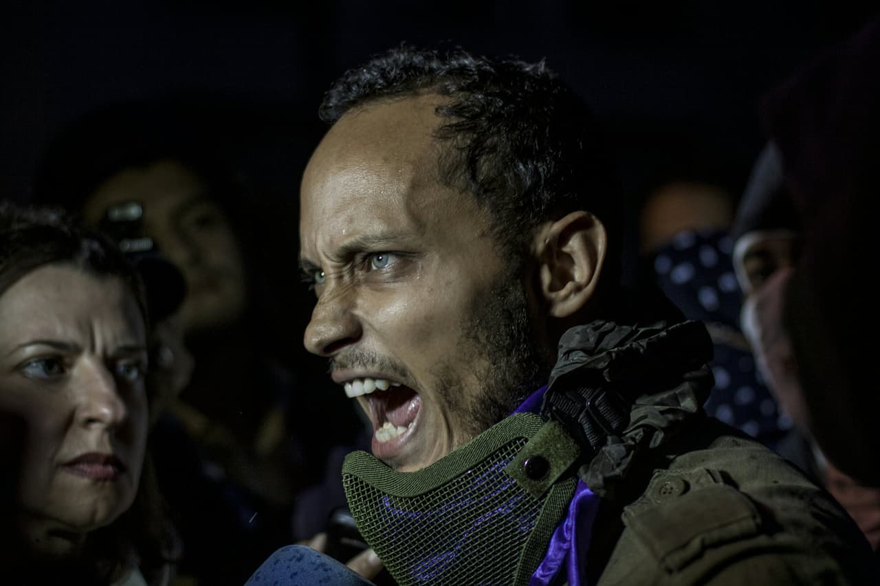El 13 de julio de 2017 Oscar Pérez apareció sorpresivamente en una plaza del este de Caracas donde tradicionalmente se concentrabla oposición, la Plaza Altamira, y participó en una protesta. "Es hora de que este narcogobierno caiga”, dijo el expolicía prófugo, antes de escapar en una motocicleta.