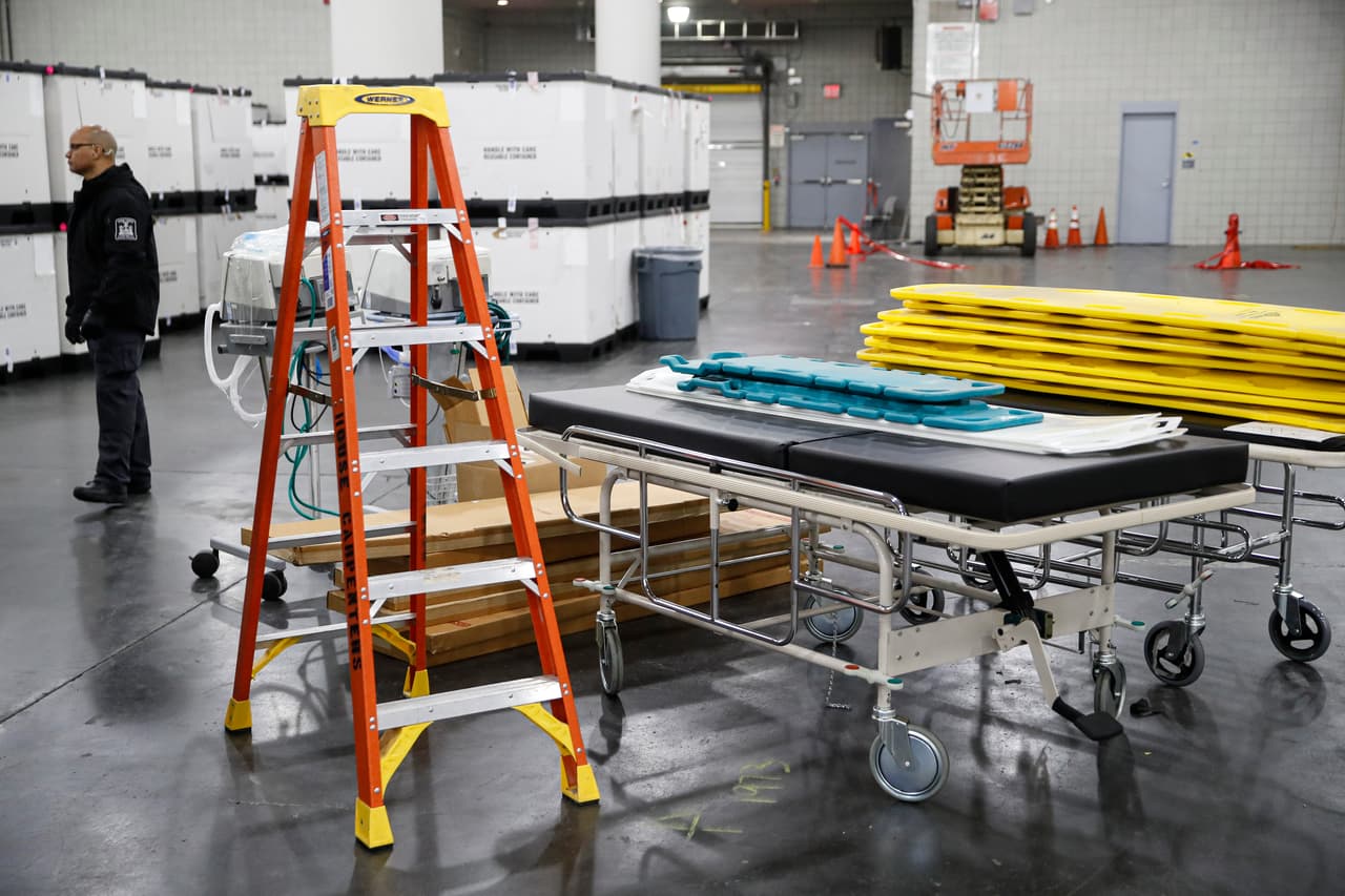 El Centro de Convenciones Jacob Javits cuenta con 2,500 camas máas para asistir a los hospitales de los cinco condados que atenderán a pacientes con coronavirus. Desde la semana pasada, la Guardia Nacional y FEMA lo transformaron en un hospital temporal. 
<br>