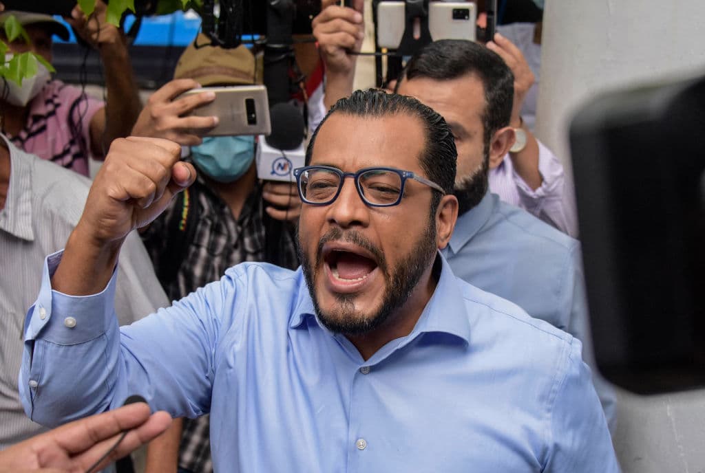 Félix Maradiaga, precandidato presidencial por la alianza UNAB, a su llegada a la fiscalía general el 8 de junio de 2021.