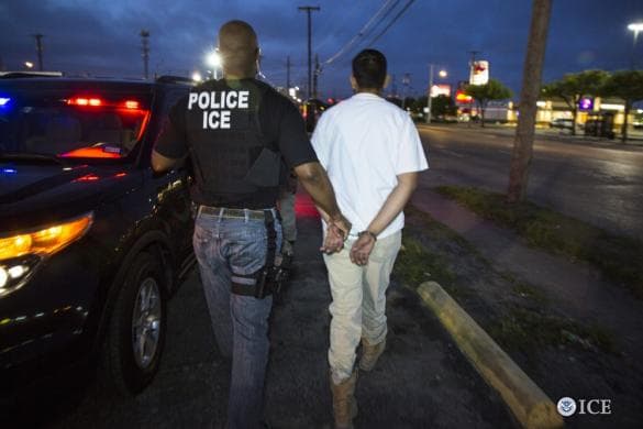 McFarland demandada en relación a dos centros de detención de inmigrantes en su área