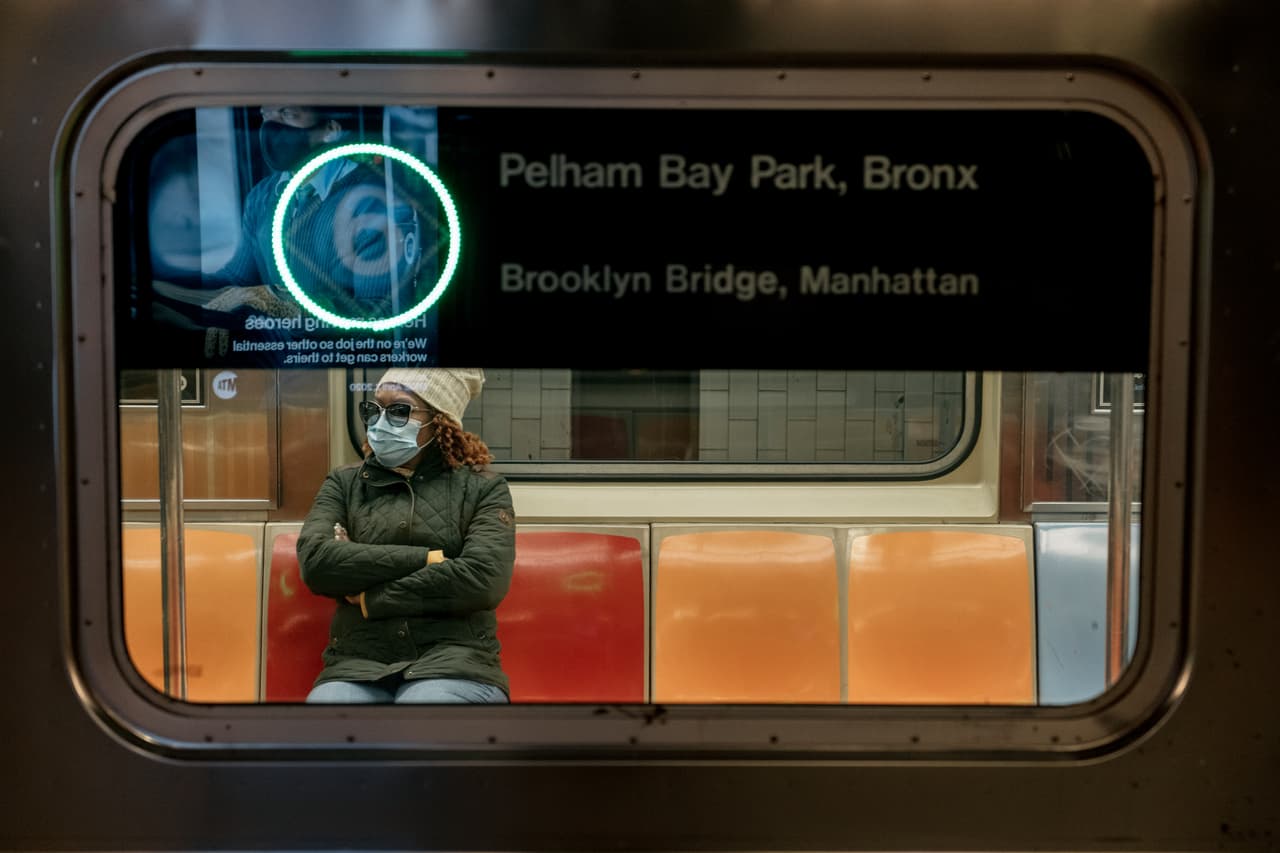 Una pasajera usa una máscara facial mientras viaja en un vagón de subway vacío en la ciudad de Nueva York. El número de pasajeros del subway ha bajado un 90% desde que comenzó la orden de "pausa".