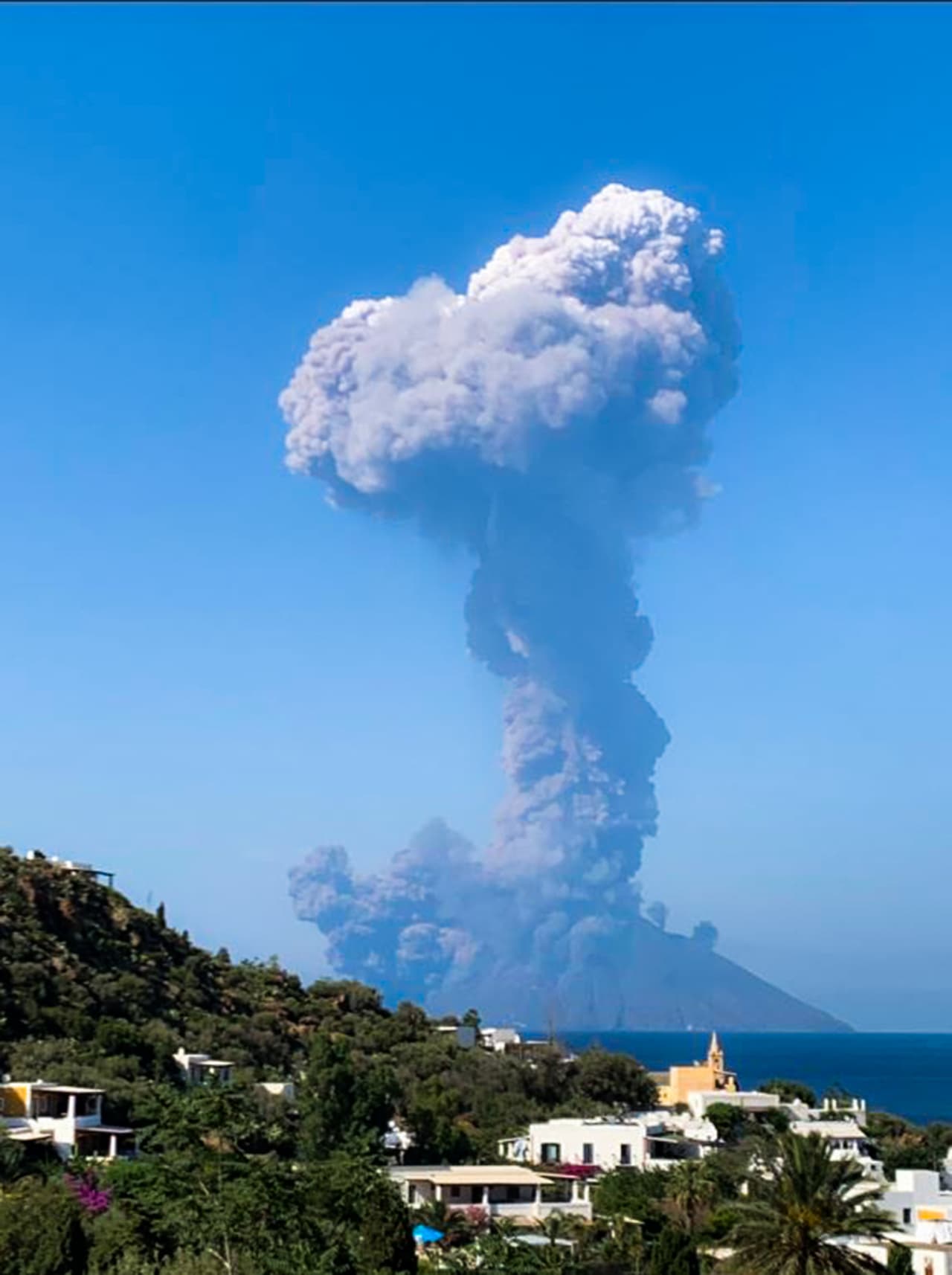 La explosión de hoy fue una sacudida similar a las producidas en 2003 y 2007 y no dejan de ser fenómenos "bastante raros" porque el volcán Stromboli se caracteriza por una actividad "continua pero de baja energía", según un informe del INGV difundido por los medios.